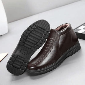 Bota masculina com couro premium, solado antiderrapante e forro em lã. Perfeita para conforto e proteção nos dias de inverno.