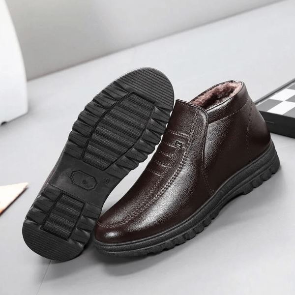 Bota masculina com couro premium, solado antiderrapante e forro em lã. Perfeita para conforto e proteção nos dias de inverno.