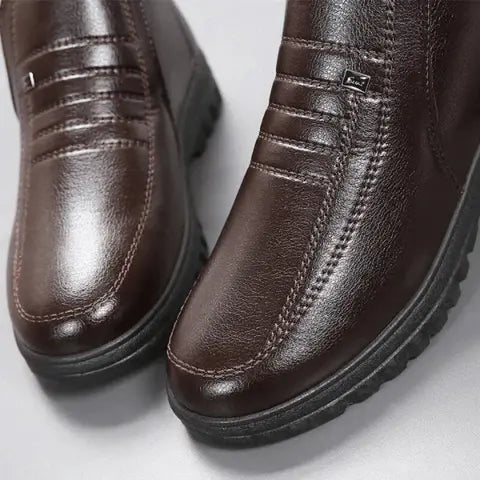 Bota masculina com couro premium, solado antiderrapante e forro em lã. Perfeita para conforto e proteção nos dias de inverno.