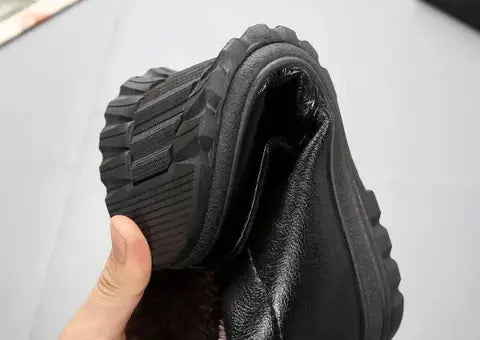 Bota masculina com couro premium, solado antiderrapante e forro em lã. Perfeita para conforto e proteção nos dias de inverno.