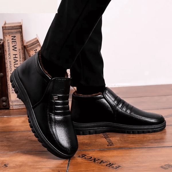 Bota masculina com couro premium, solado antiderrapante e forro em lã. Perfeita para conforto e proteção nos dias de inverno.