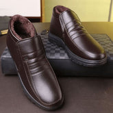 Bota masculina com couro premium, solado antiderrapante e forro em lã. Perfeita para conforto e proteção nos dias de inverno.
