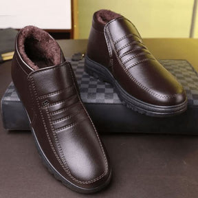 Bota masculina com couro premium, solado antiderrapante e forro em lã. Perfeita para conforto e proteção nos dias de inverno.