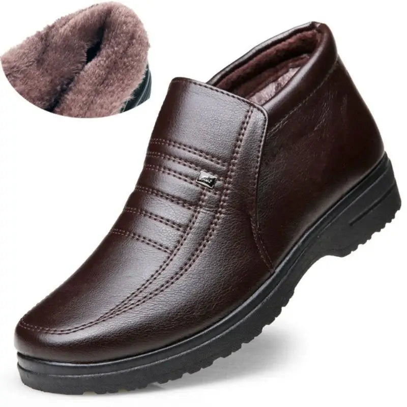 Bota masculina com couro premium, solado antiderrapante e forro em lã. Perfeita para conforto e proteção nos dias de inverno.