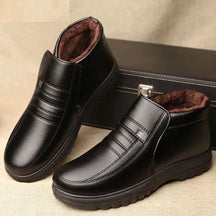 Bota masculina com couro premium, solado antiderrapante e forro em lã. Perfeita para conforto e proteção nos dias de inverno.