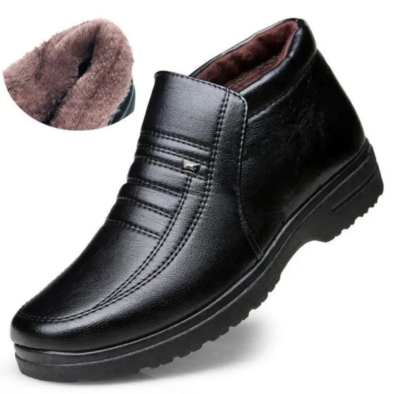 Bota masculina com couro premium, solado antiderrapante e forro em lã. Perfeita para conforto e proteção nos dias de inverno.