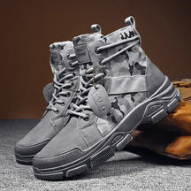 Bota Masculina Camuflada Speed Romenzi RZ286 feita em couro legítimo com solado antiderrapante e visual camuflado. Ideal para uso casual e formal.