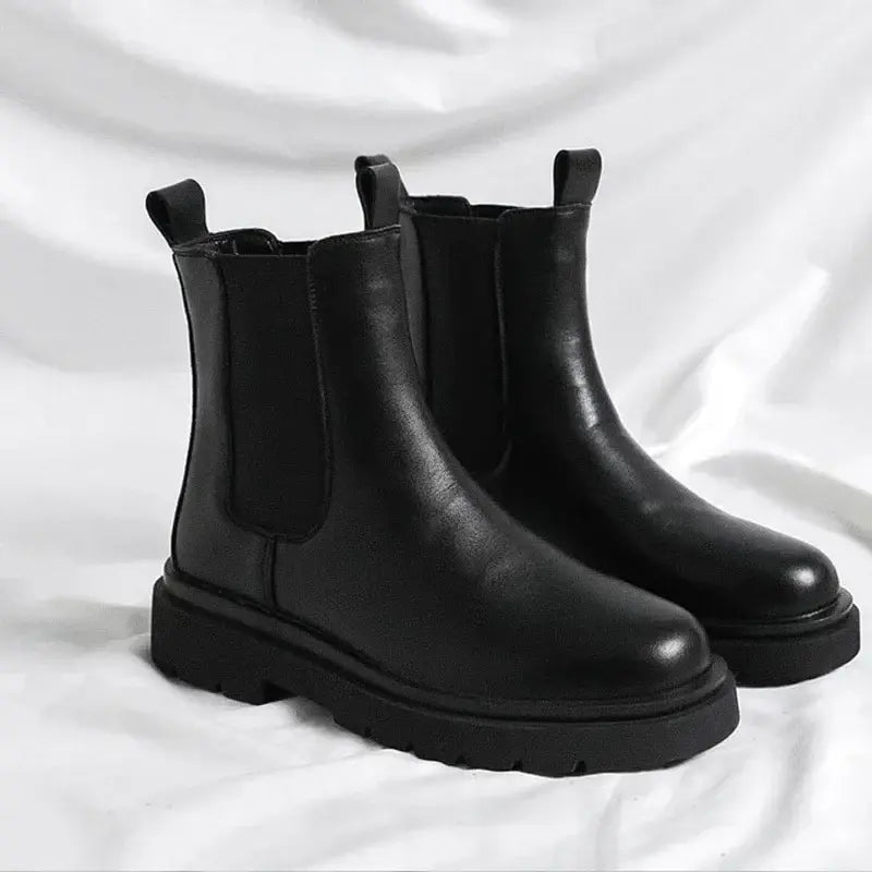 Bota Masculina Cano Alto Chelsea Romenzi RZ278 feita em couro legítimo com design clássico, solado antiderrapante e forro acolchoado.