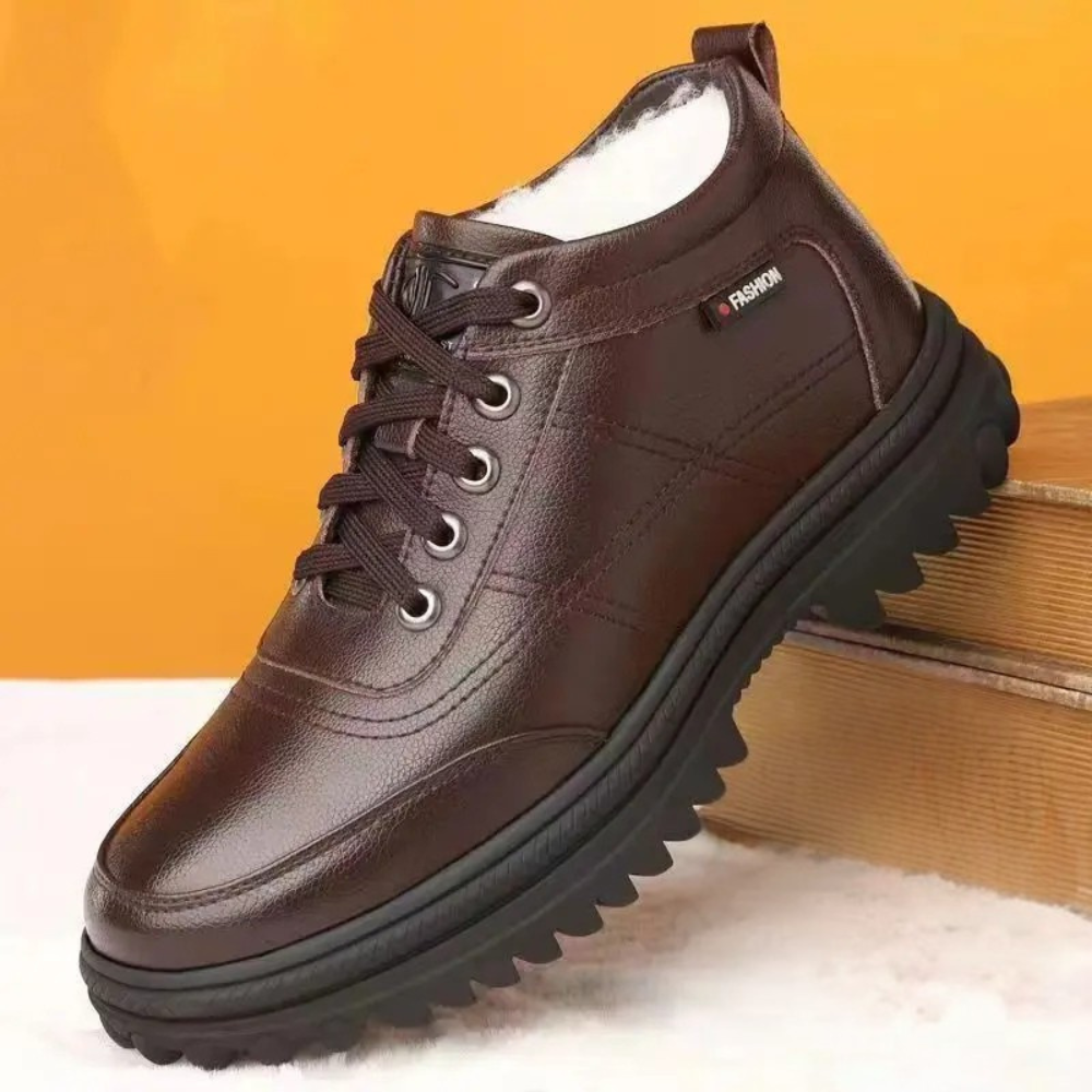 Bota Masculina de Couro Acolchoada Romenzi RZ290 confeccionada em couro premium com solado antiderrapante e forro acolchoado. Design sofisticado e funcional.