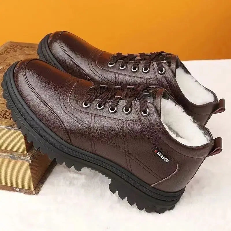 Bota Masculina de Couro Acolchoada Romenzi RZ290 confeccionada em couro premium com solado antiderrapante e forro acolchoado. Design sofisticado e funcional.