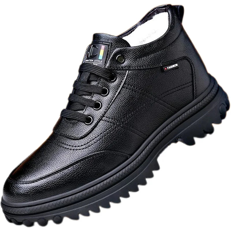 Bota Masculina de Couro Acolchoada Romenzi RZ290 confeccionada em couro premium com solado antiderrapante e forro acolchoado. Design sofisticado e funcional.