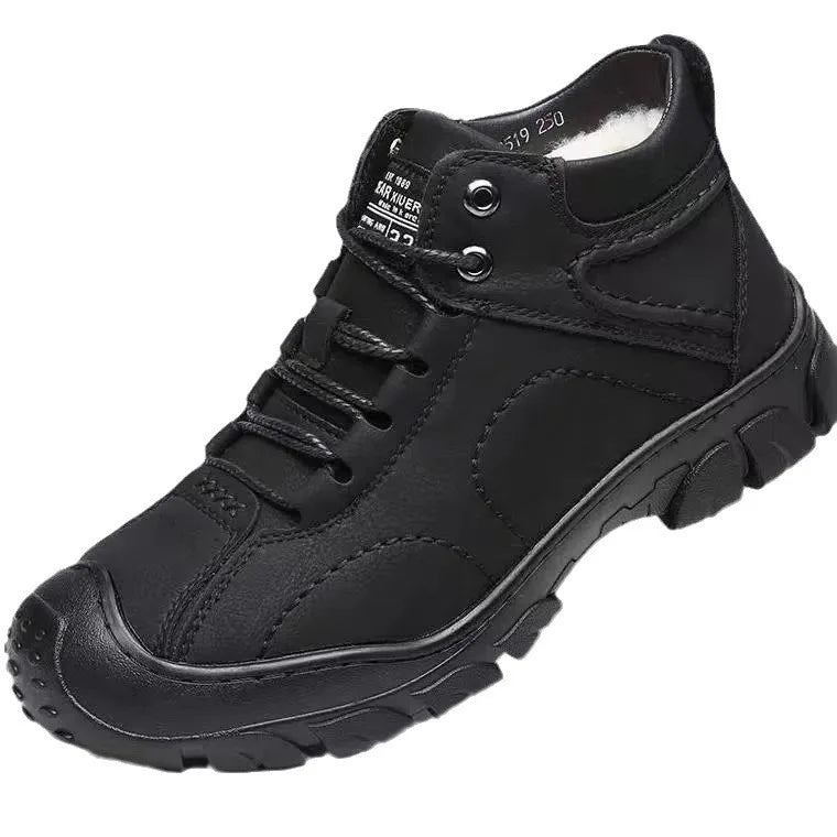 Bota Masculina de Couro Romenzi RZ282 em couro legítimo, solado antiderrapante e design moderno. Ideal para looks casuais e aventureiros.