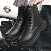 Bota Masculina de Couro Romenzi RZ283 com zíper lateral, design moderno e solado antiderrapante. Elegância e resistência em couro legítimo.