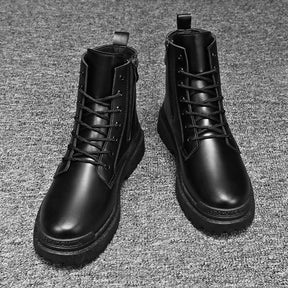 Bota Masculina de Couro Romenzi RZ283 com zíper lateral, design moderno e solado antiderrapante. Elegância e resistência em couro legítimo.