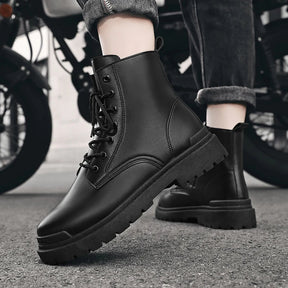Bota Masculina de Couro Romenzi RZ283 com zíper lateral, design moderno e solado antiderrapante. Elegância e resistência em couro legítimo.