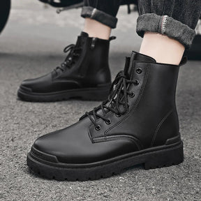 Bota Masculina de Couro Romenzi RZ283 com zíper lateral, design moderno e solado antiderrapante. Elegância e resistência em couro legítimo.