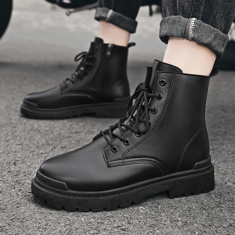 Bota Masculina de Couro Romenzi RZ283 com zíper lateral, design moderno e solado antiderrapante. Elegância e resistência em couro legítimo.
