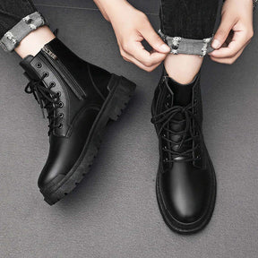 Bota Masculina de Couro Romenzi RZ283 com zíper lateral, design moderno e solado antiderrapante. Elegância e resistência em couro legítimo.