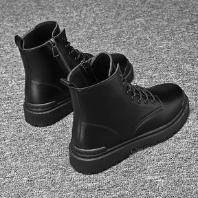 Bota Masculina de Couro Romenzi RZ283 com zíper lateral, design moderno e solado antiderrapante. Elegância e resistência em couro legítimo.