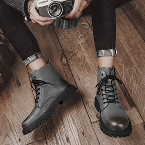 Bota Masculina de Couro Romenzi RZ292 confeccionada em couro legítimo com solado antiderrapante e design moderno. Elegância e conforto em um único calçado.