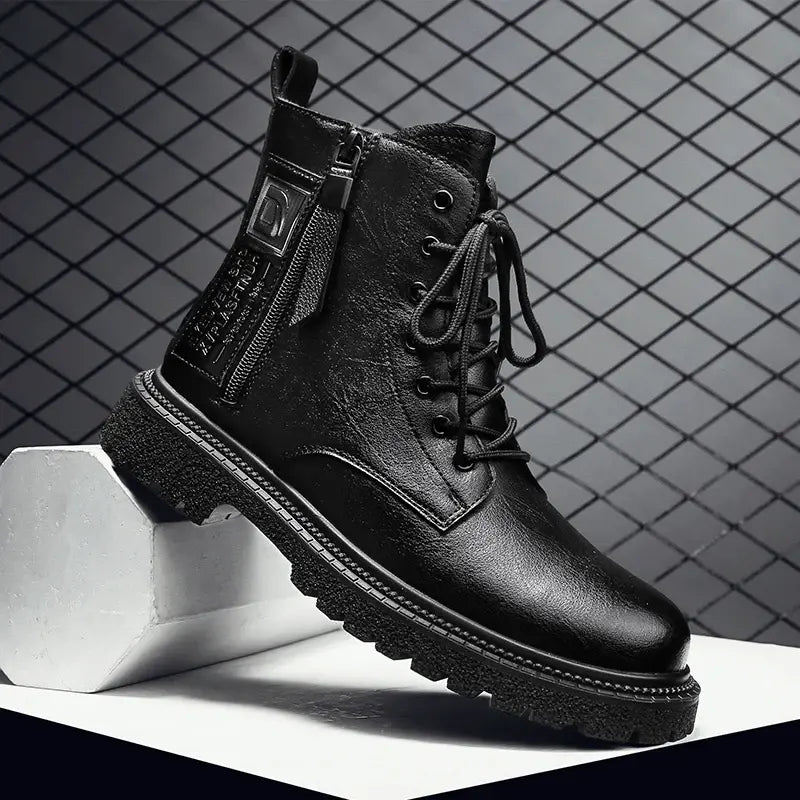 Bota Masculina de Couro Romenzi RZ292 confeccionada em couro legítimo com solado antiderrapante e design moderno. Elegância e conforto em um único calçado.
