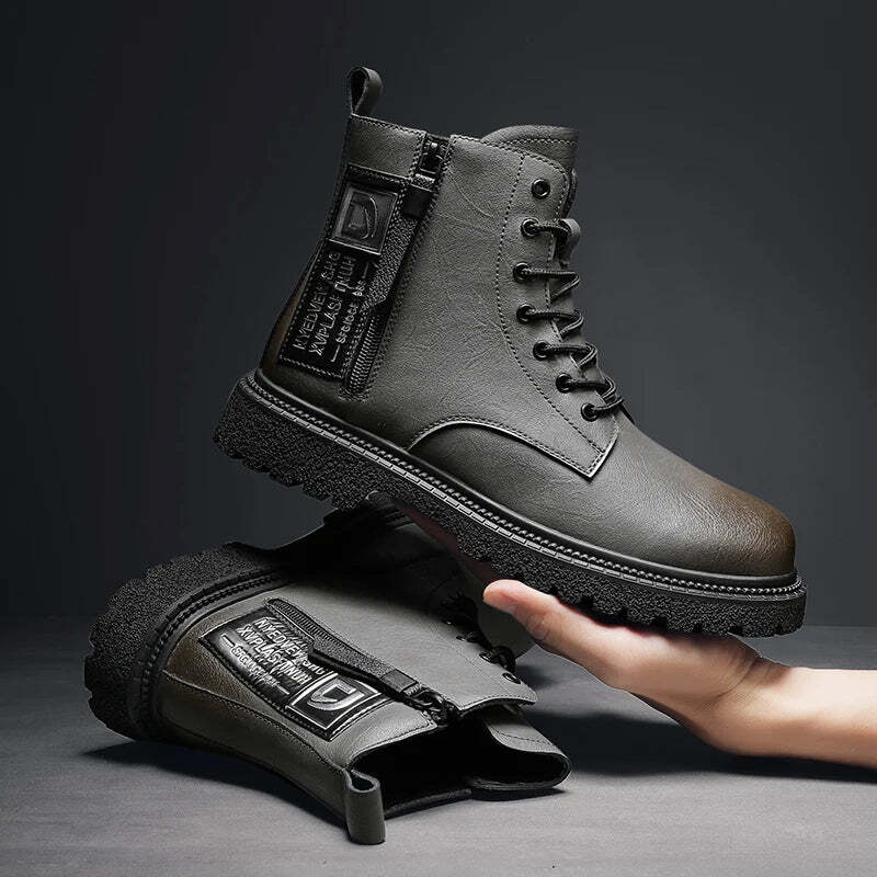 Bota Masculina de Couro Romenzi RZ292 confeccionada em couro legítimo com solado antiderrapante e design moderno. Elegância e conforto em um único calçado.