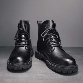 Bota Masculina de Couro Romenzi RZ292 confeccionada em couro legítimo com solado antiderrapante e design moderno. Elegância e conforto em um único calçado.