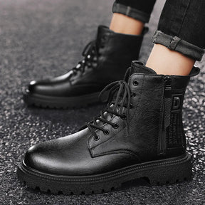 Bota Masculina de Couro Romenzi RZ292 confeccionada em couro legítimo com solado antiderrapante e design moderno. Elegância e conforto em um único calçado.