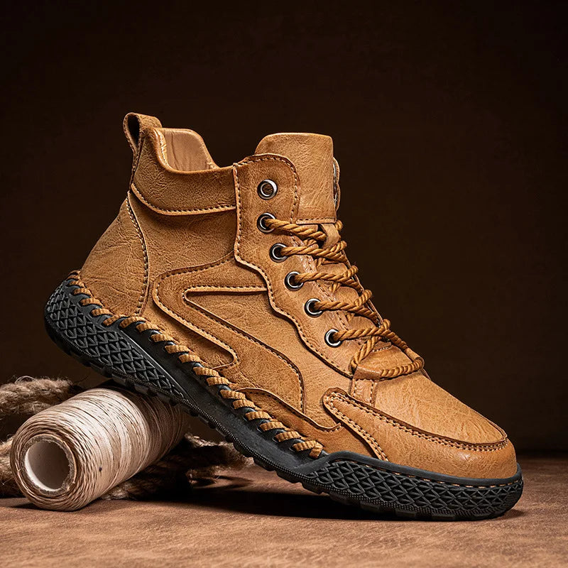 Bota Masculina de Couro Romenzi RZ294 em couro sintético premium com solado antiderrapante. Conforto e elegância em todos os momentos.