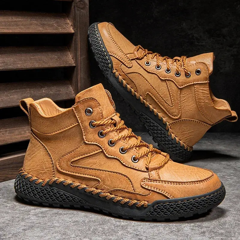 Bota Masculina de Couro Romenzi RZ294 em couro sintético premium com solado antiderrapante. Conforto e elegância em todos os momentos.