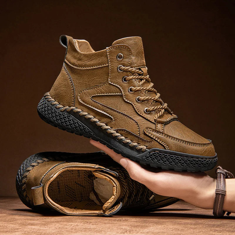 Bota Masculina de Couro Romenzi RZ294 em couro sintético premium com solado antiderrapante. Conforto e elegância em todos os momentos.