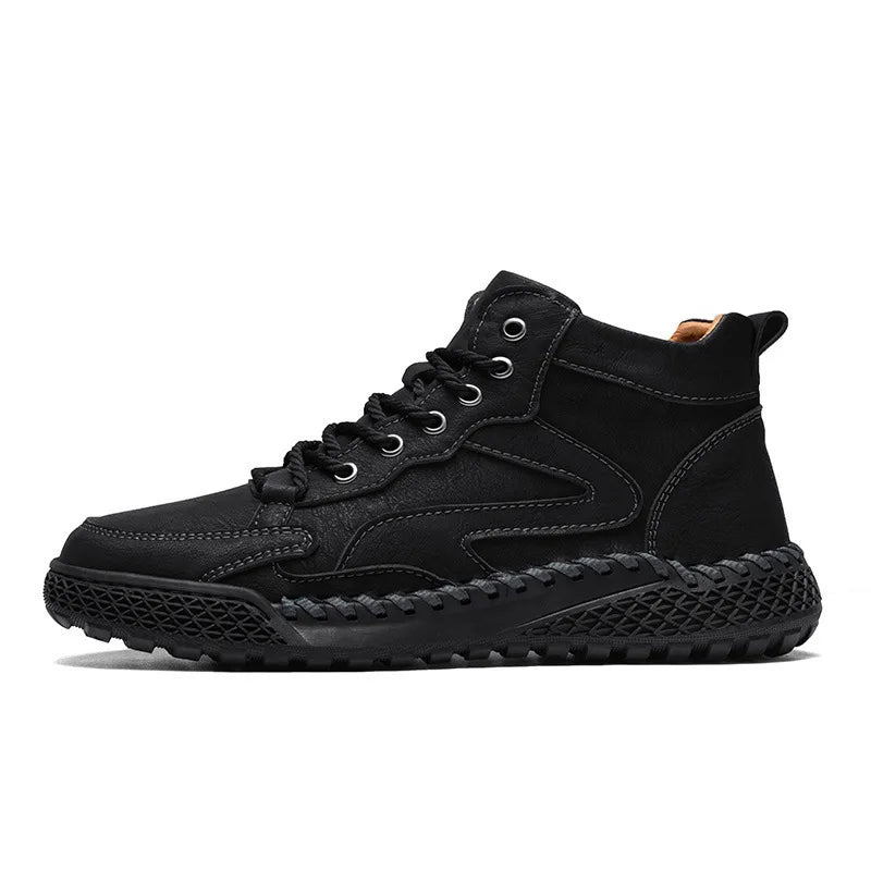 Bota Masculina de Couro Romenzi RZ294 em couro sintético premium com solado antiderrapante. Conforto e elegância em todos os momentos.