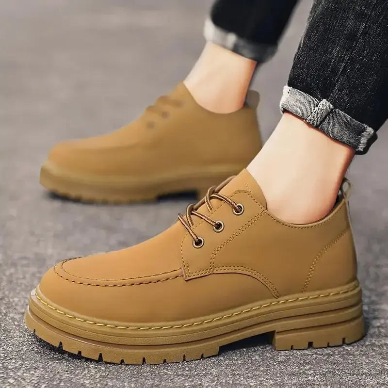 Bota Masculina de Couro Sintético Romenzi RZ295 confeccionada em couro sintético premium, com solado antiderrapante. Design moderno e funcional.