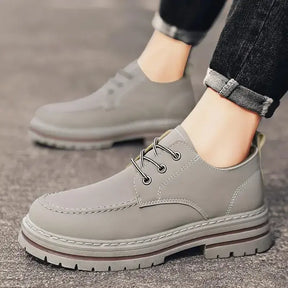Bota Masculina de Couro Sintético Romenzi RZ295 confeccionada em couro sintético premium, com solado antiderrapante. Design moderno e funcional.