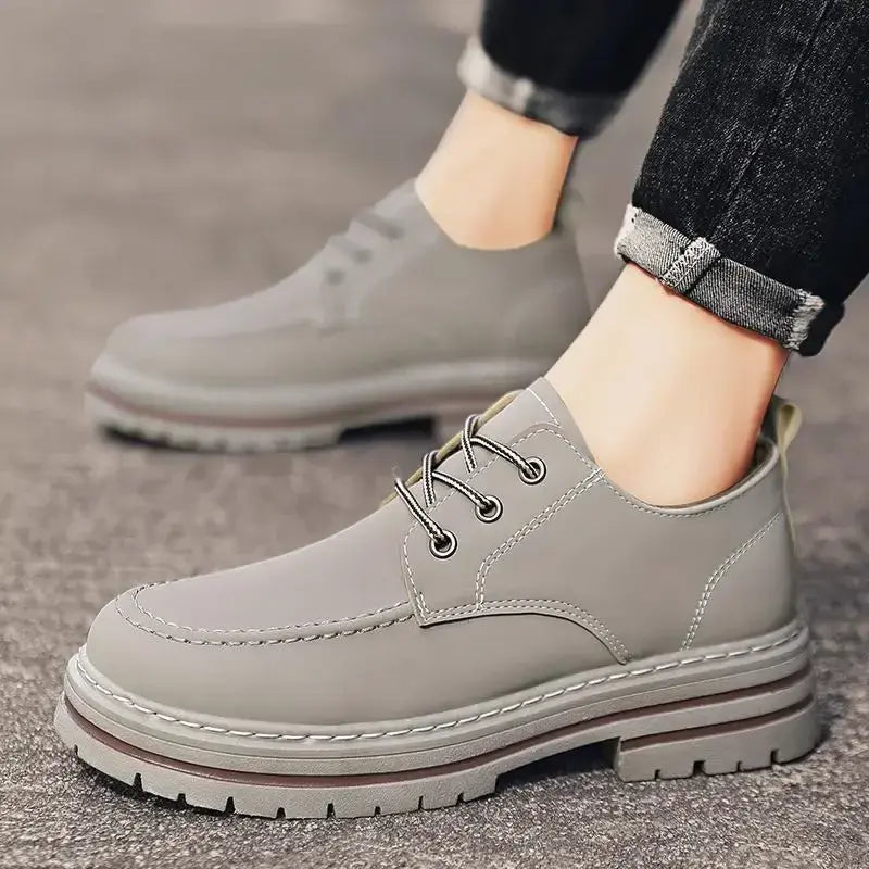 Bota Masculina de Couro Sintético Romenzi RZ295 confeccionada em couro sintético premium, com solado antiderrapante. Design moderno e funcional.