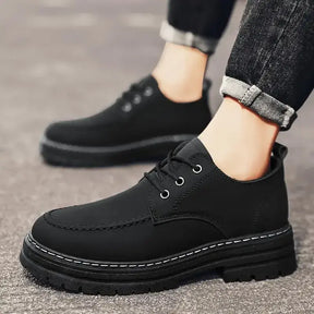 Bota Masculina de Couro Sintético Romenzi RZ295 confeccionada em couro sintético premium, com solado antiderrapante. Design moderno e funcional.