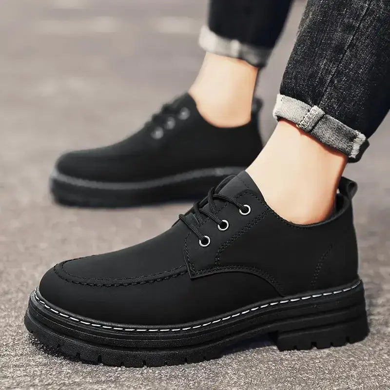 Bota Masculina de Couro Sintético Romenzi RZ295 confeccionada em couro sintético premium, com solado antiderrapante. Design moderno e funcional.