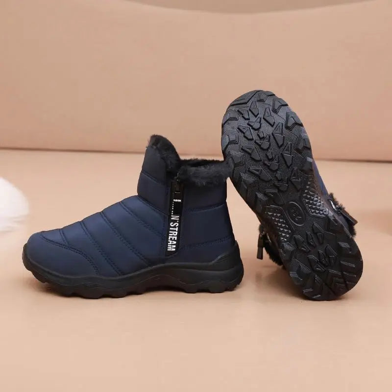 Bota Masculina de Inverno Romenzi RZ291 confeccionada com materiais premium, interior acolchoado e fechamento prático por zíper. Design moderno e funcional.