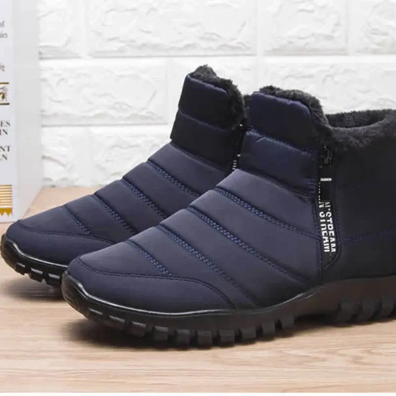 Bota Masculina de Inverno Romenzi RZ291 confeccionada com materiais premium, interior acolchoado e fechamento prático por zíper. Design moderno e funcional.
