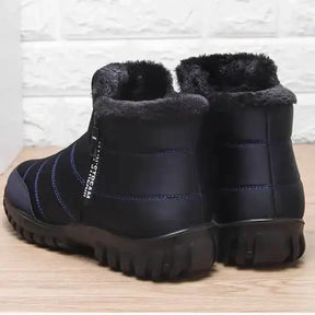 Bota Masculina de Inverno Romenzi RZ291 confeccionada com materiais premium, interior acolchoado e fechamento prático por zíper. Design moderno e funcional.