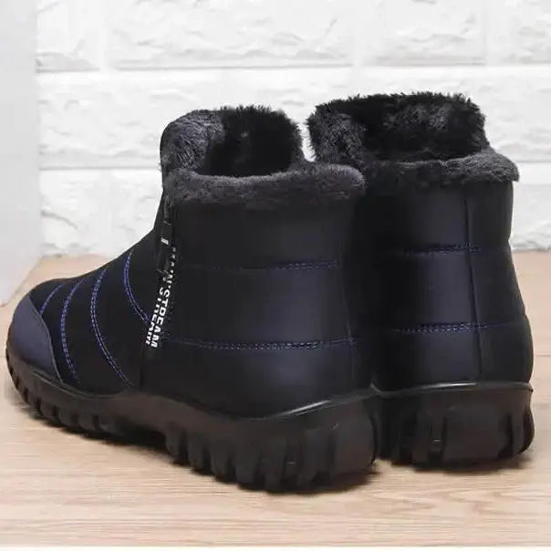 Bota Masculina de Inverno Romenzi RZ291 confeccionada com materiais premium, interior acolchoado e fechamento prático por zíper. Design moderno e funcional.