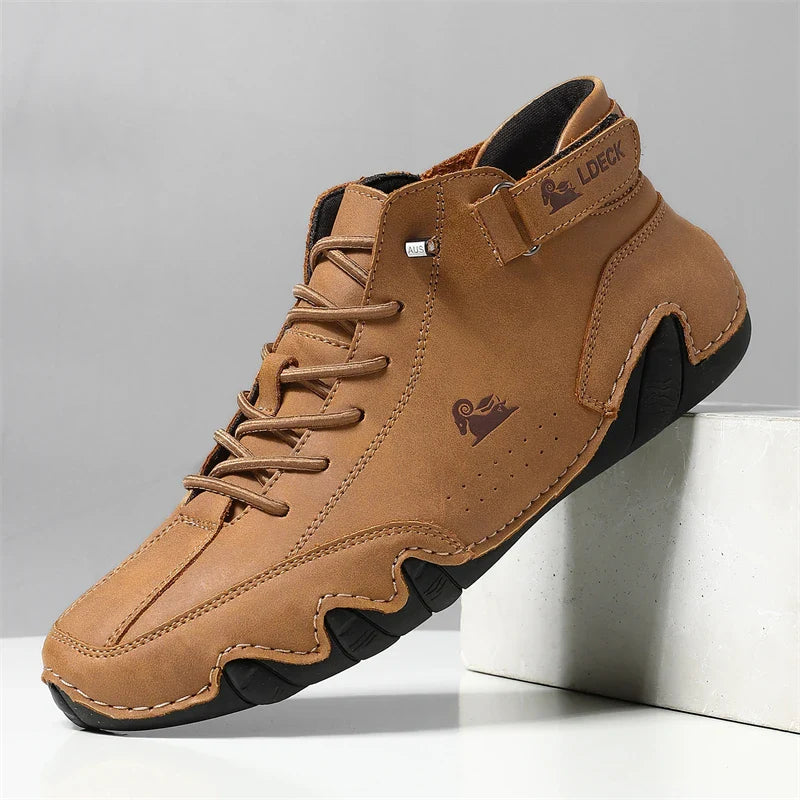 Bota Masculina Ldeck Romenzi RZ289 feita em couro premium com solado antiderrapante e design sofisticado. Conforto e resistência para todas as ocasiões.