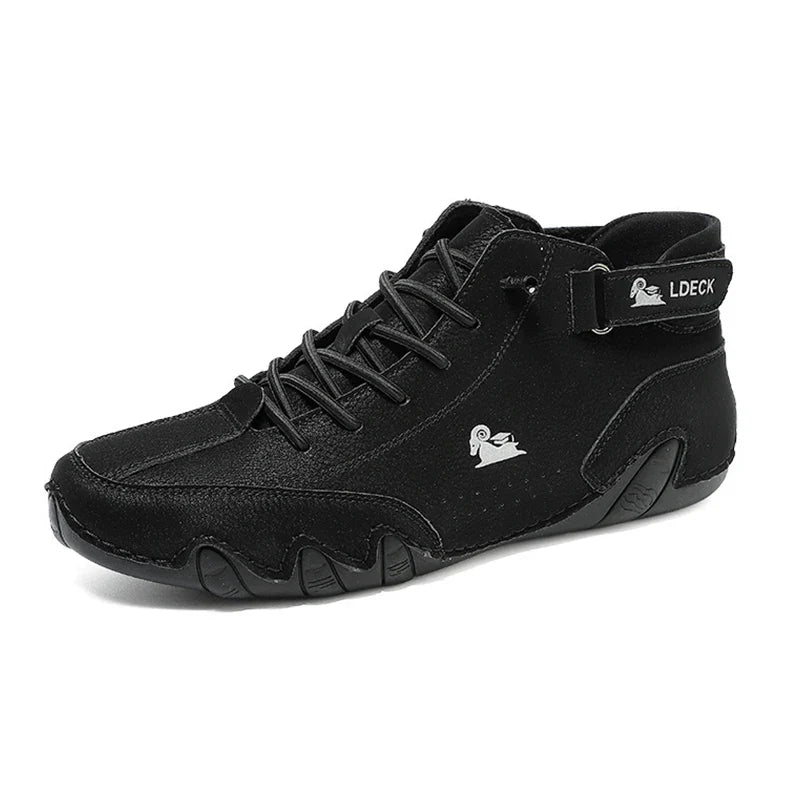 Bota Masculina Ldeck Romenzi RZ289 feita em couro premium com solado antiderrapante e design sofisticado. Conforto e resistência para todas as ocasiões.