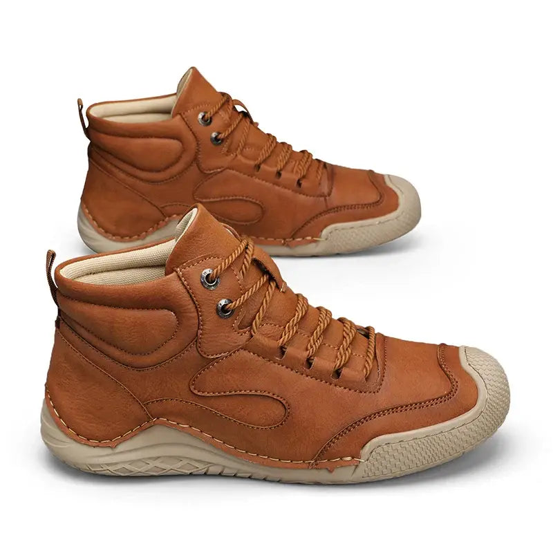 Bota Masculina Romenzi RZ293 confeccionada em couro sintético premium, com solado antiderrapante e design versátil. Ideal para conforto e estilo.