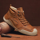Bota Masculina Romenzi RZ293 confeccionada em couro sintético premium, com solado antiderrapante e design versátil. Ideal para conforto e estilo.