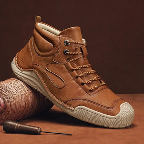 Bota Masculina Romenzi RZ293 confeccionada em couro sintético premium, com solado antiderrapante e design versátil. Ideal para conforto e estilo.