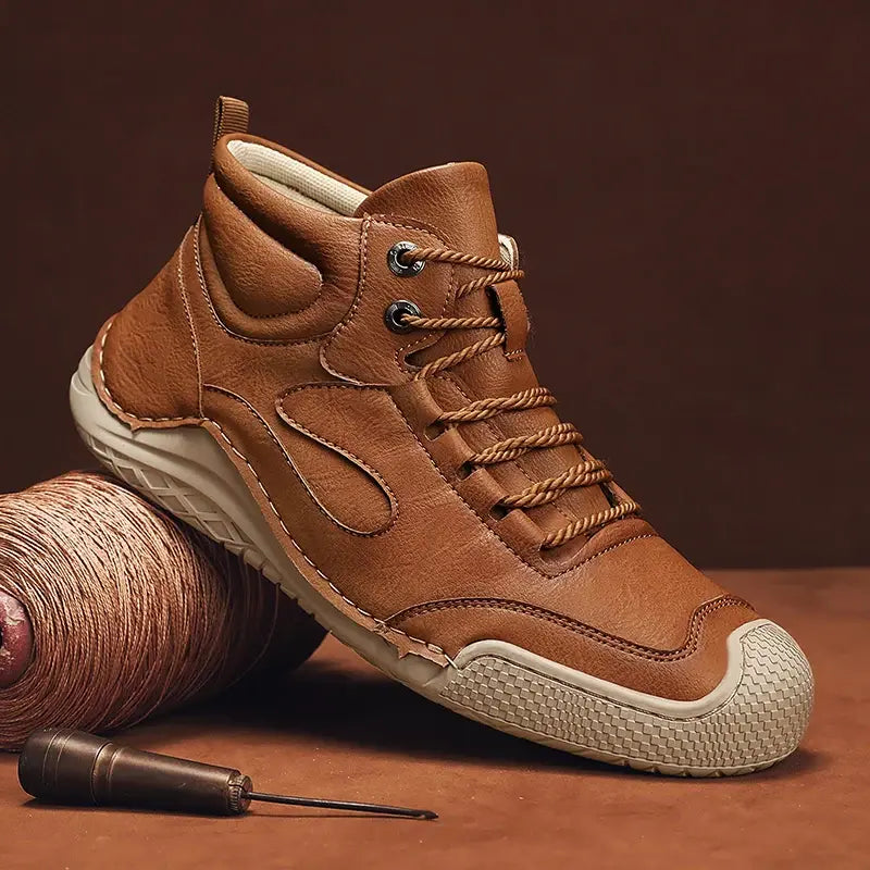 Bota Masculina Romenzi RZ293 confeccionada em couro sintético premium, com solado antiderrapante e design versátil. Ideal para conforto e estilo.