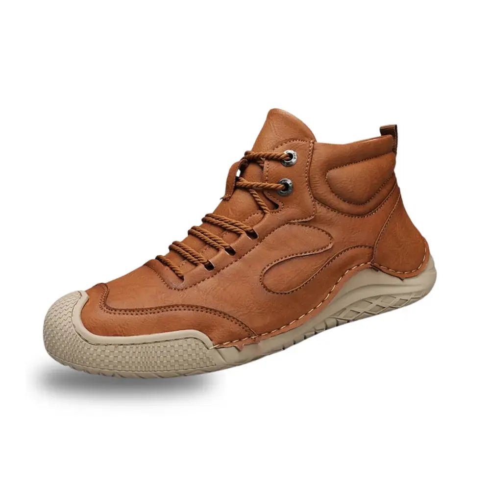 Bota Masculina Romenzi RZ293 confeccionada em couro sintético premium, com solado antiderrapante e design versátil. Ideal para conforto e estilo.