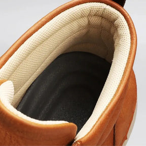 Bota Masculina Romenzi RZ293 confeccionada em couro sintético premium, com solado antiderrapante e design versátil. Ideal para conforto e estilo.
