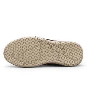 Bota Masculina Romenzi RZ293 confeccionada em couro sintético premium, com solado antiderrapante e design versátil. Ideal para conforto e estilo.